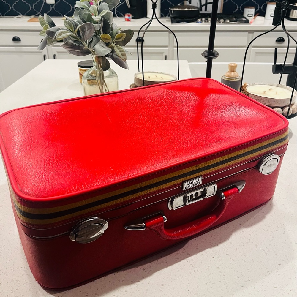 Rare Vintage Amelia Earnhart Hard Suitcase